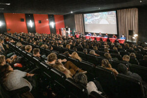 Blick auf das Publikum bei der Live-Lesung des Drehbuchpreises Schleswig-Holstein 2019 im Studio Kino Kiel.