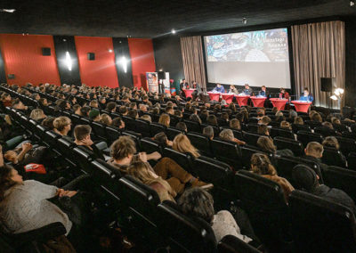 Blick auf das Publikum bei der Live-Lesung des Drehbuchpreises Schleswig-Holstein 2019 im Studio Kino Kiel.