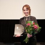 Gewinnerin Laura Potzuweit hält die Trophäe hoch.