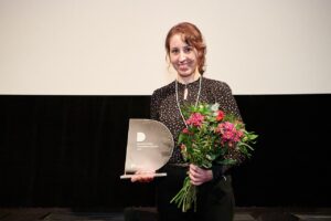 Gewinnerin Laura Potzuweit hält die Trophäe hoch.