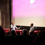 Dennis Jahnke vom Studio Filmtheater spricht mit Moderator Horst Hoof.