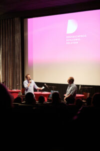 Dennis Jahnke vom Studio Filmtheater spricht mit Moderator Horst Hoof.