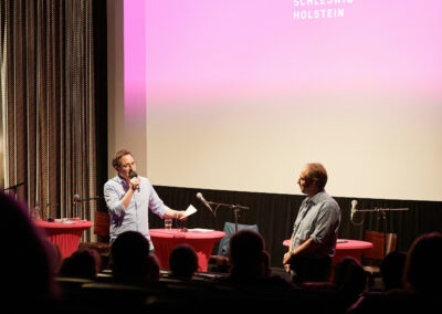 Dennis Jahnke vom Studio Filmtheater spricht mit Moderator Horst Hoof.