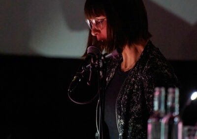 Synchronsprecherin und Sängerin Liza Ohm in der Live-Lesung.