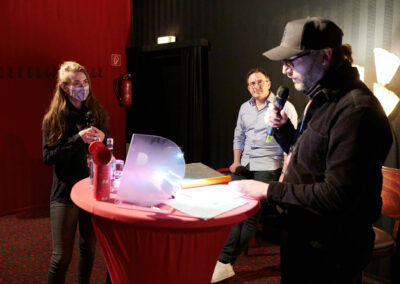 Christian Mertens, Initiator des Drehbuchpreis Schleswig-Holstein, im Gespräch mit Drehbuchautorin Phoebe Ammon.