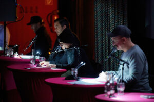 Mehrere Lesende beim Finale vom Drehbuchpreis Schleswig-Holstein 2021 im Saal 1 des Studio Filmtheaters in Kiel.