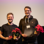 Luka Peltzer, Gewinner des Publikumspreises, und Jens Bahr, Gewinner des Jurypreises vom Drehbuchpreis Schleswig-Holstein 2022.