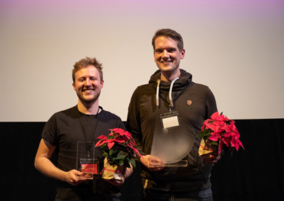 Luka Peltzer, Gewinner des Publikumspreises, und Jens Bahr, Gewinner des Jurypreises vom Drehbuchpreis Schleswig-Holstein 2022.