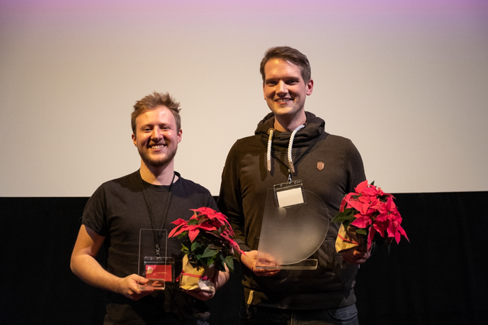 Luka Peltzer, Gewinner des Publikumspreises, und Jens Bahr, Gewinner des Jurypreises vom Drehbuchpreis Schleswig-Holstein 2022. 