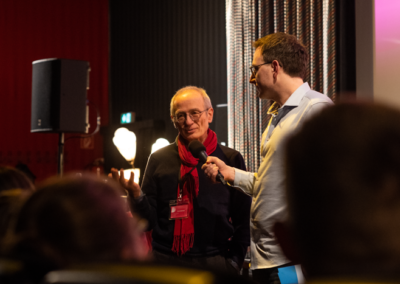 Arno Aschauer, Leiter der Masterclass vom Drehbuchpreis Schleswig-Holstein, spricht mit Horst Hoof über sein Angebot.
