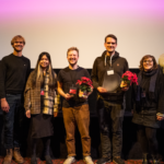 Die Gewinner vom Drehbuchpreis Schleswig-Holstein sind umringt von Christian Mertens, Friedrich Tiedtke, Jasmin Luu, Zara Zerbe und Horst Hoof.