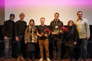 Die Gewinner vom Drehbuchpreis Schleswig-Holstein sind umringt von Christian Mertens, Friedrich Tiedtke, Jasmin Luu, Zara Zerbe und Horst Hoof.