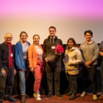 Gruppenfoto von fast allen Teilnehmer*innen der Masterclass, unter anderem Leiter Arno Aschauer, Gewinner Jens Bahr und Nominierter Jakob Daniel.