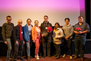 Gruppenfoto von fast allen Teilnehmer*innen der Masterclass, unter anderem Leiter Arno Aschauer, Gewinner Jens Bahr und Nominierter Jakob Daniel.