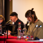 Liza Ohm, Sängerin und Synchronsprecherin, in der Live-Lesung zum Drehbuchpreis Schleswig-Holstein 2022.