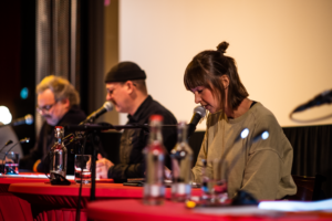 Liza Ohm, Sängerin und Synchronsprecherin, in der Live-Lesung zum Drehbuchpreis Schleswig-Holstein 2022.