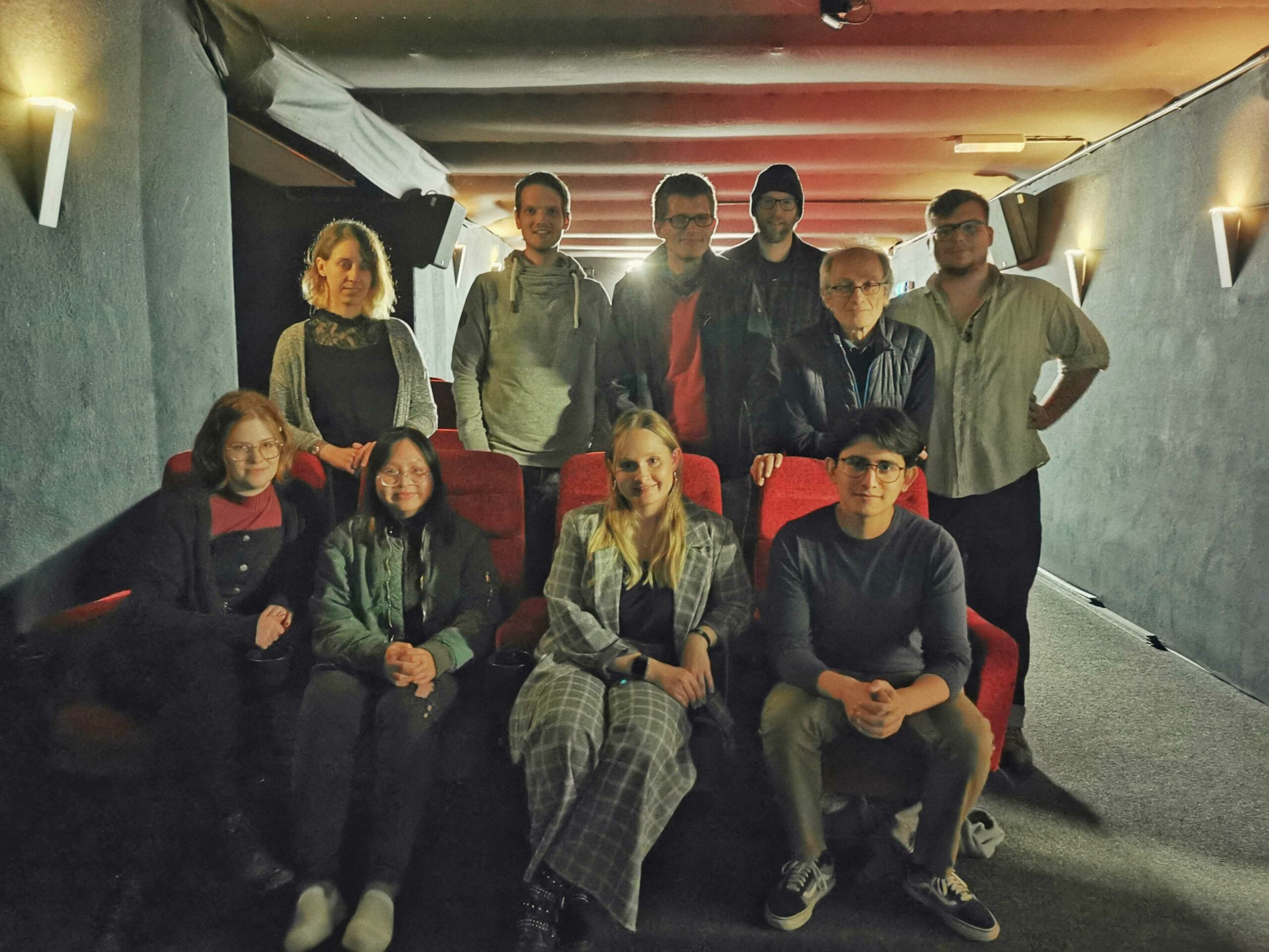 Gruppenbild der Teilnehmer*innen der Masterclass 2022 im Kino im Bunker-D an der Fachhochschule Kiel.