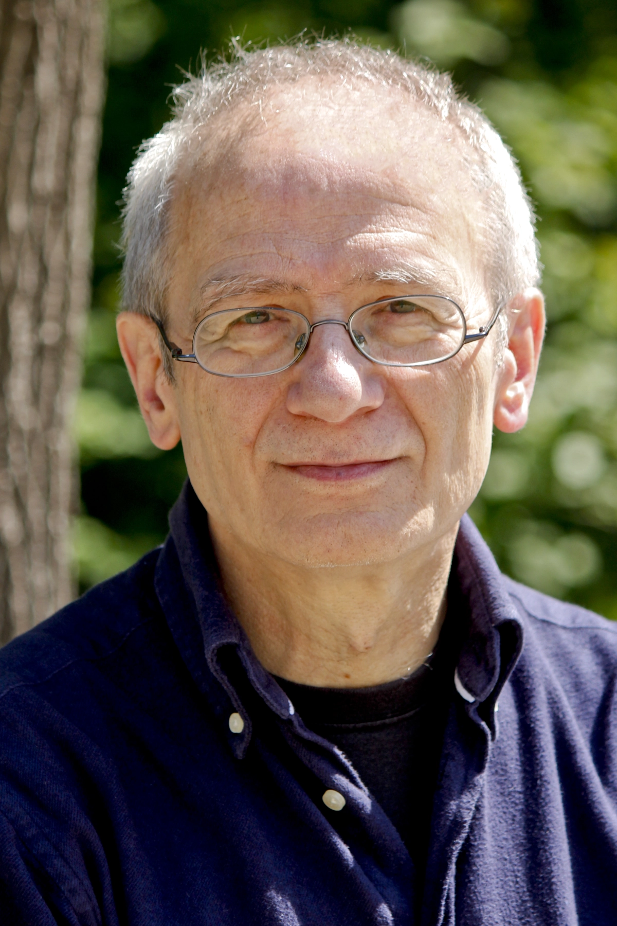 Arno Aschauer, Mentor der Masterclass des Drehbuchpreises Schleswig-Holstein, in Schwarz-Weiß Portrait.