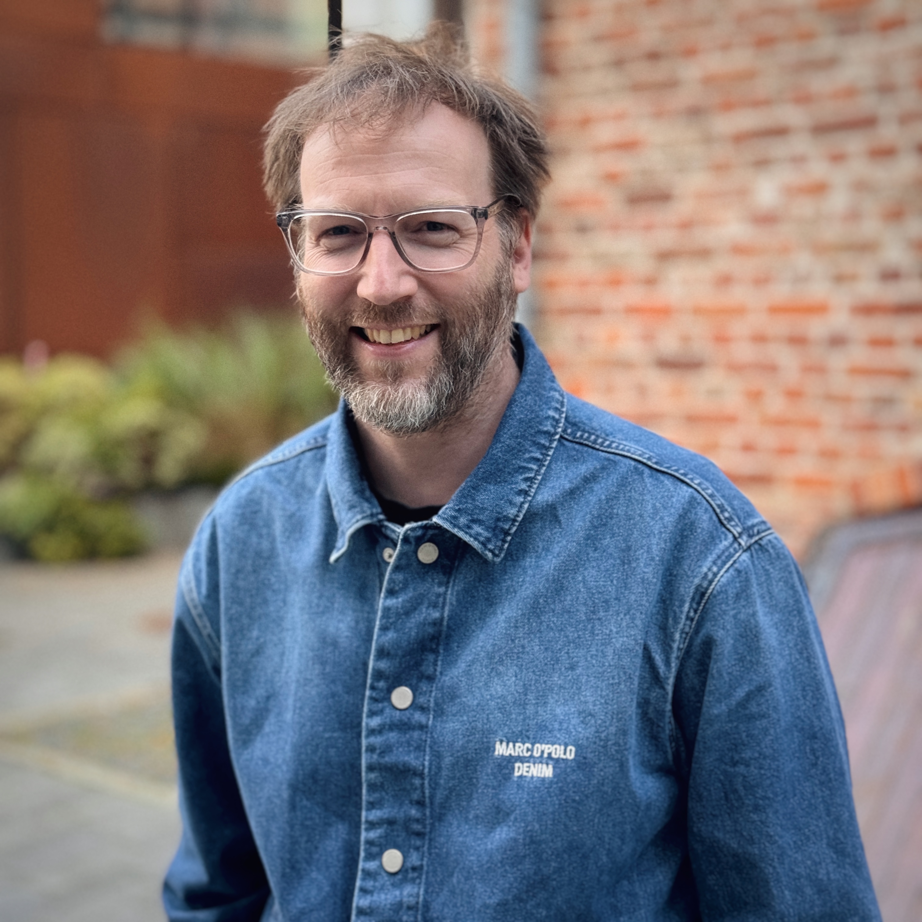 Christian Mertens, Leiter des Drehbuchpreises Schleswig-Holsteins, im Portrait an der Kiellinie.