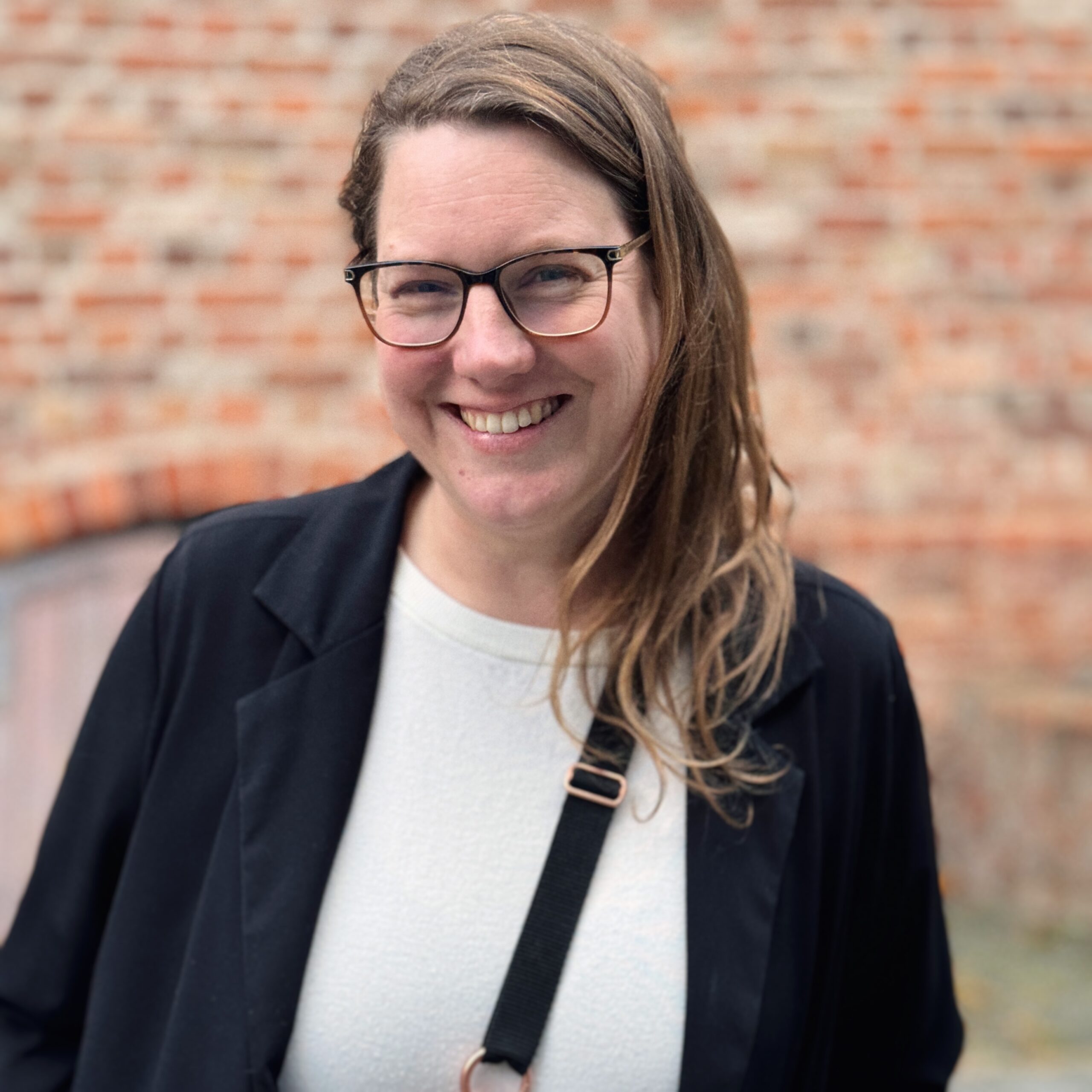 Julia Gläsker, Kernteam des Drehbuchpreises Schleswig-Holsteins, im Portrait an der Kiellinie.